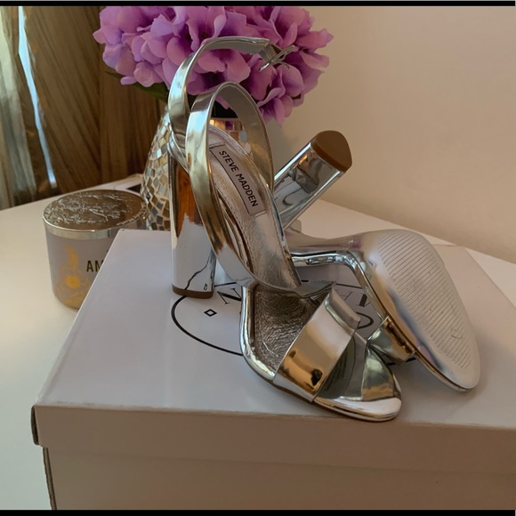 Silver and also with heels. - Picture 4 of 4